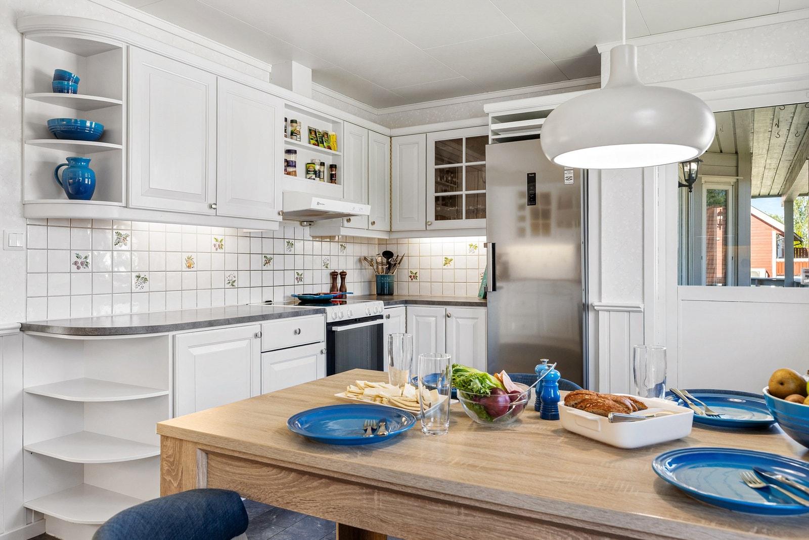 Laminat på gulv, tapet samt brystningspanel på vegger og plater i himling Galleribilde