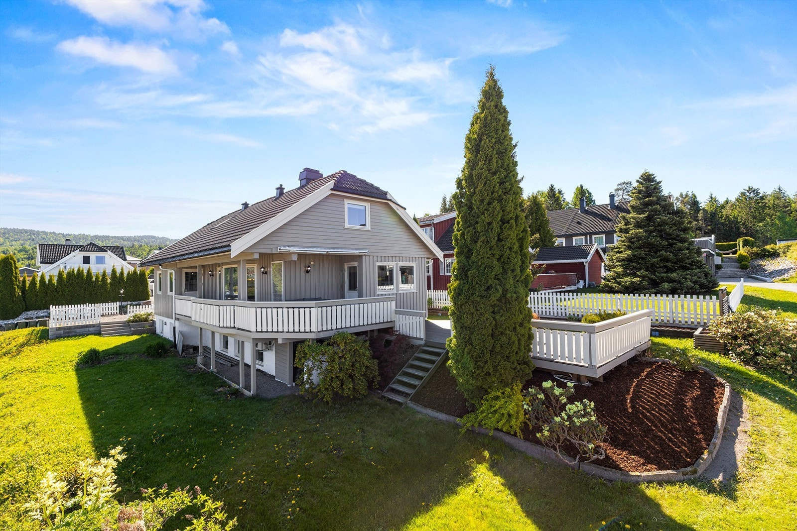 Pen, innholdsrik og velholdt enebolig med 3 etasjer Galleribilde