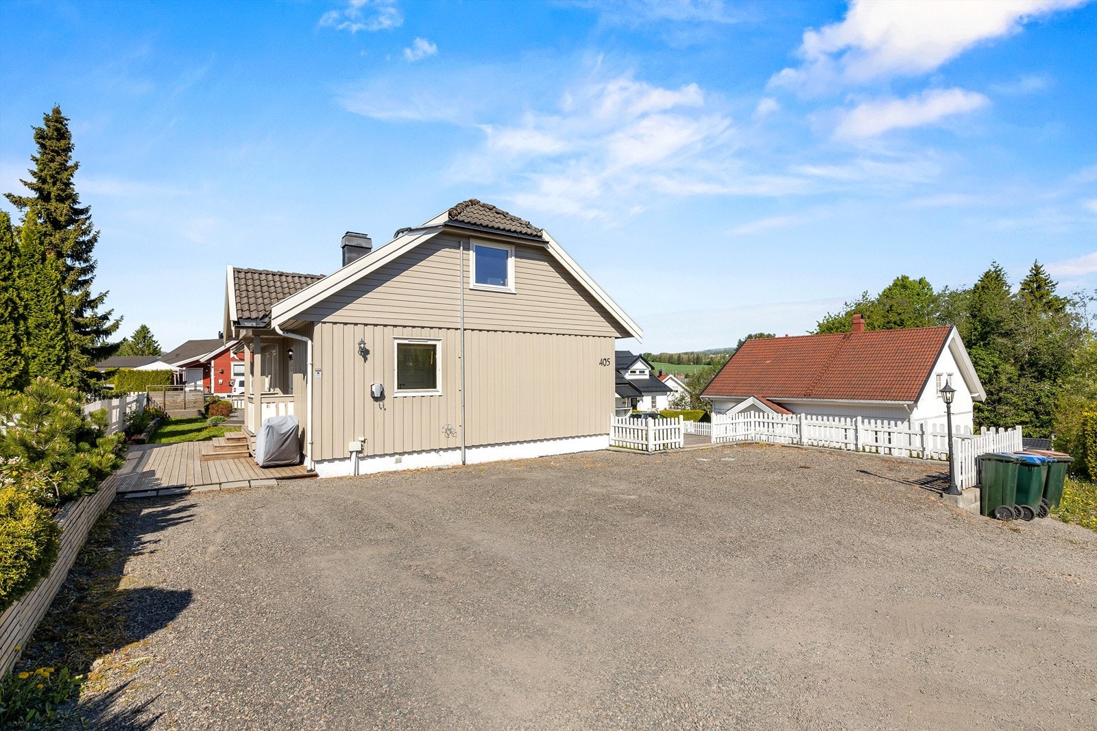 Godt med biloppstillingsplasser på egen gruset gårdsplass Galleribilde