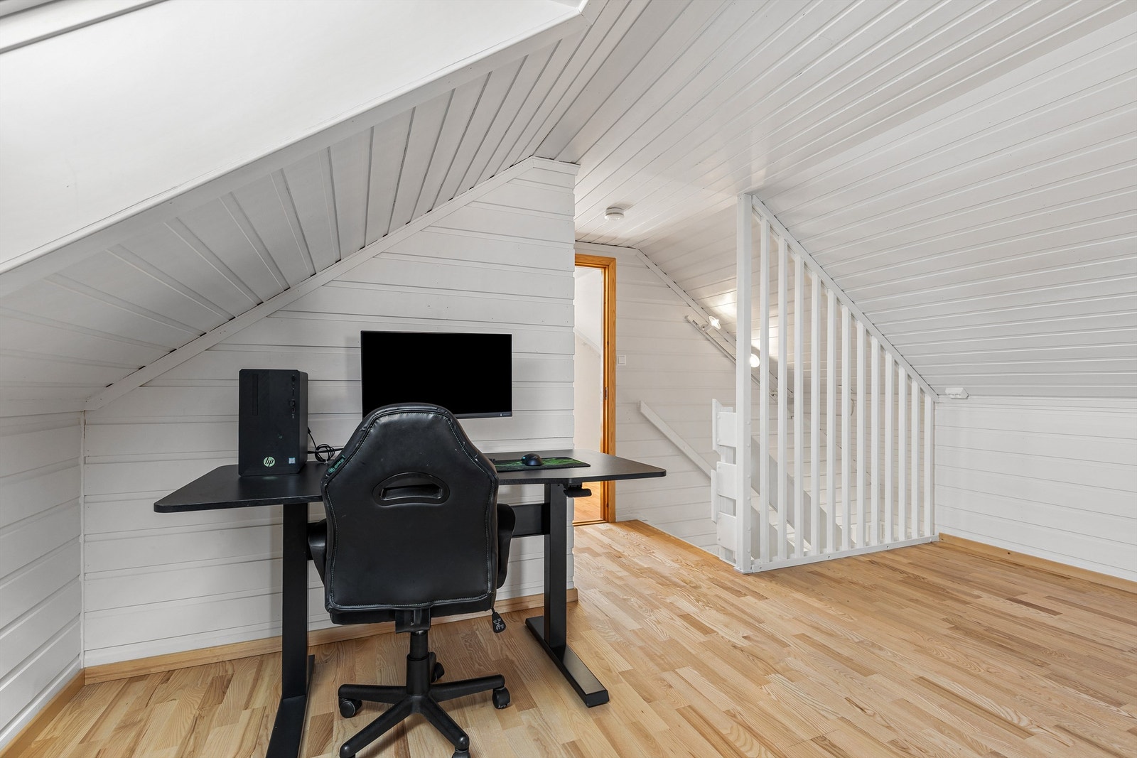 Loftstue med trappegang til 1. etasje Galleribilde