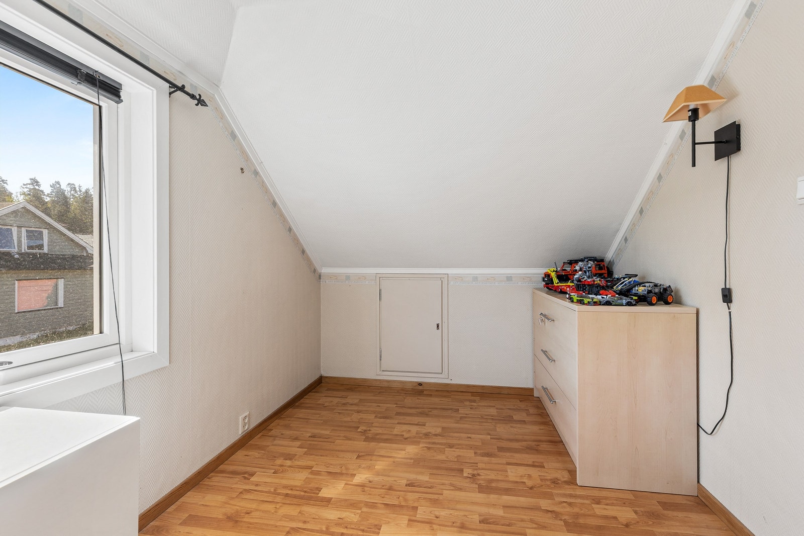 Soverom med tilgang til kneloft Galleribilde