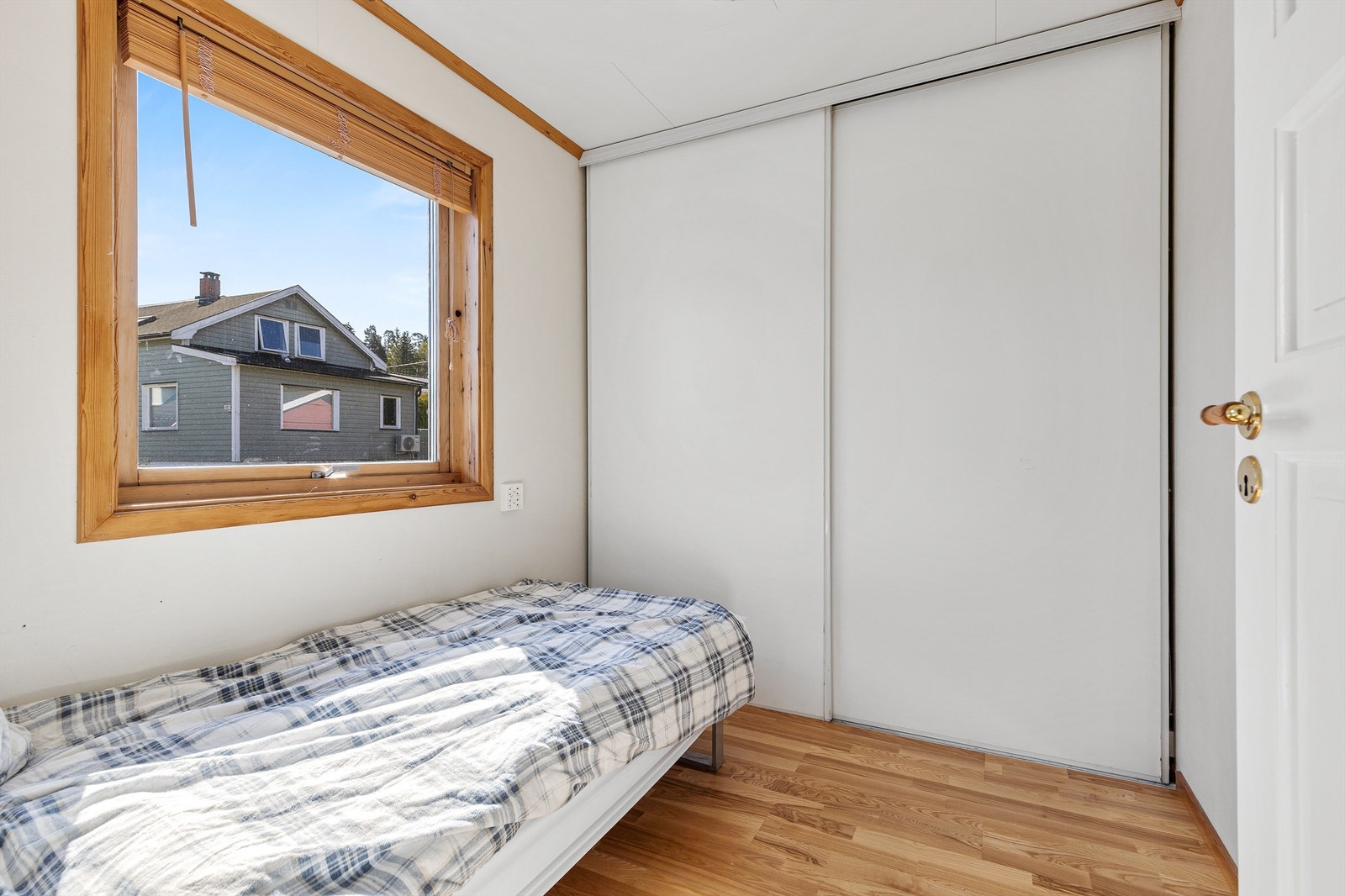 Soverom med plassbygget skyvedørsgarderobe Galleribilde