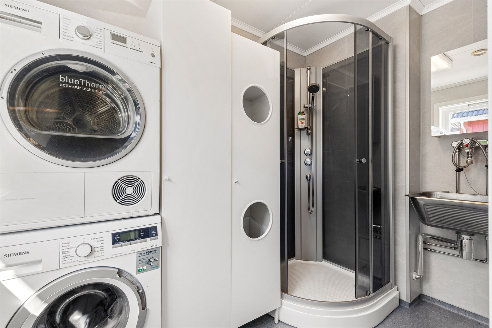 Separat vaskerom med utslagsvask og dusj (oppgradert rommet i 2020) Galleribilde