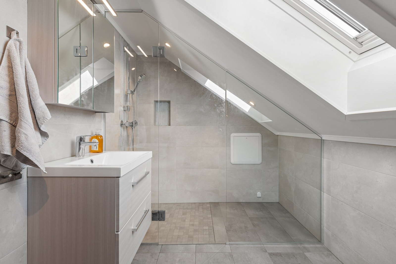 Pent og delikat bad fra 2019 i 2. etasje Galleribilde