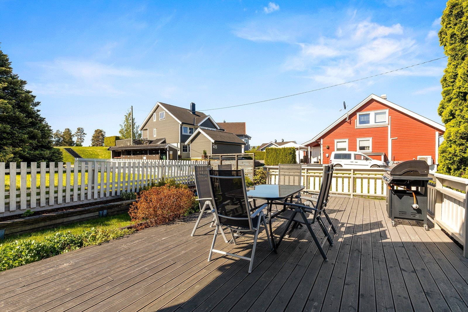 Tilstøtende terrasse på ca. 35 kvm langs vestsiden av boligen Galleribilde