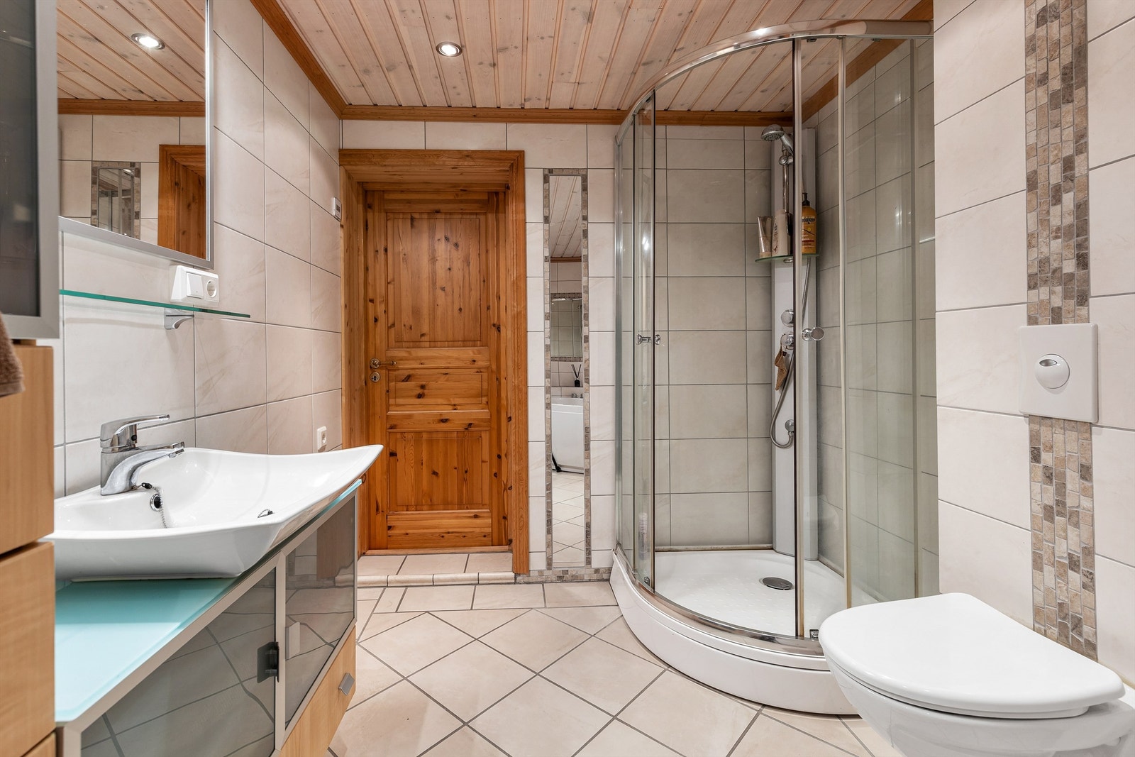 Badet har dusjkabinett, downlights i tak og vannbåren gulvvarme Galleribilde