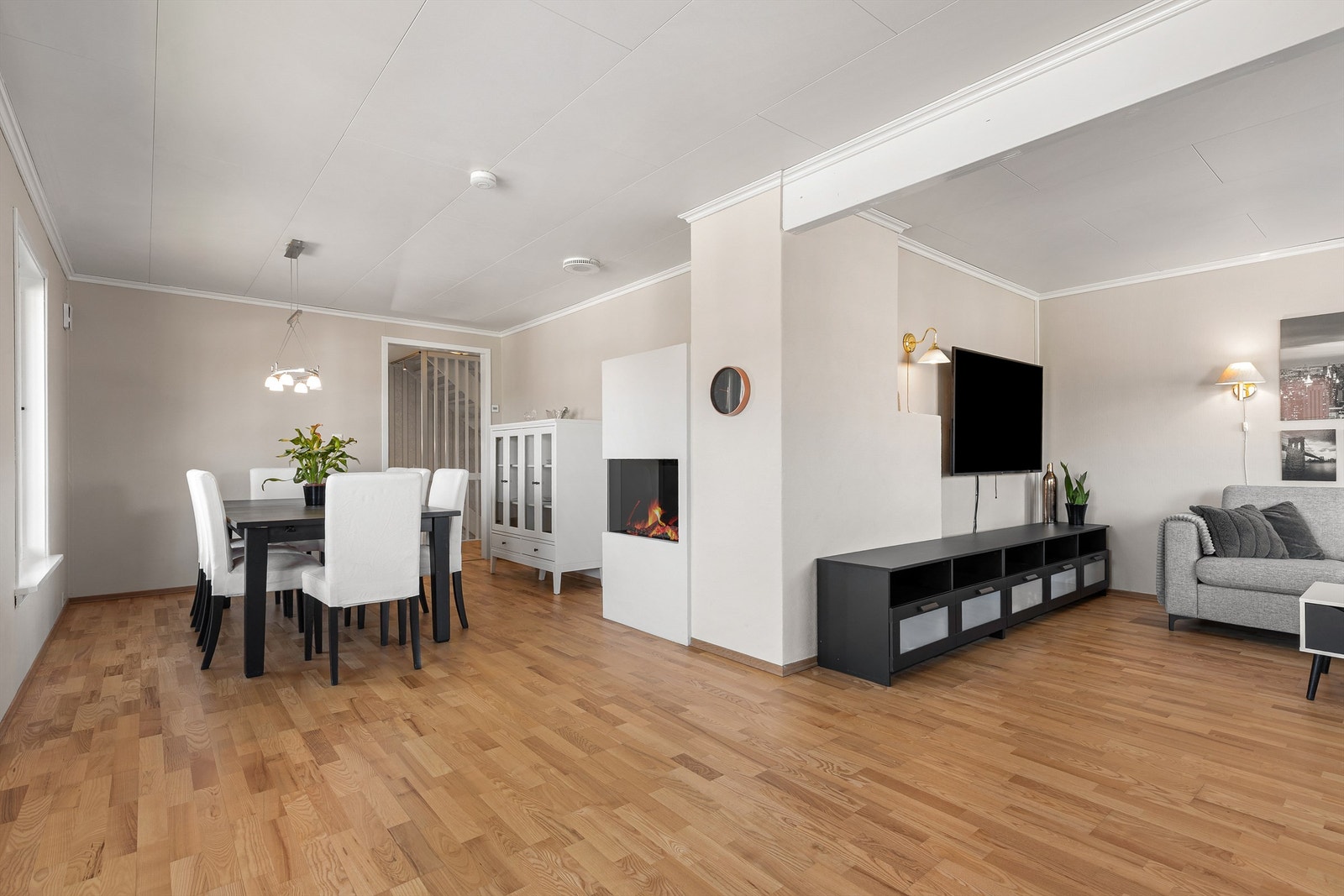 Flott gasspeisinnsats og luft-til-luft varmepumpe i stuen Galleribilde