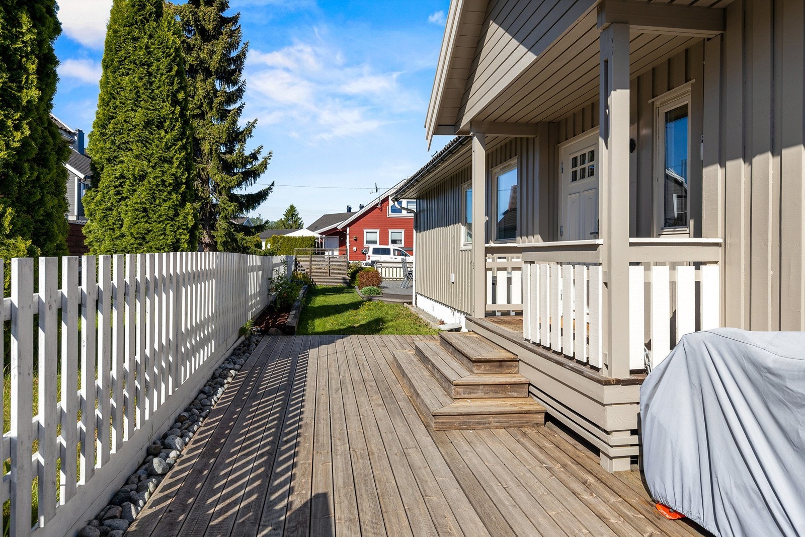 Fra gårdsplassen er det trappeadkomst til boligens overbygde inngangsparti i 1. etasje Galleribilde