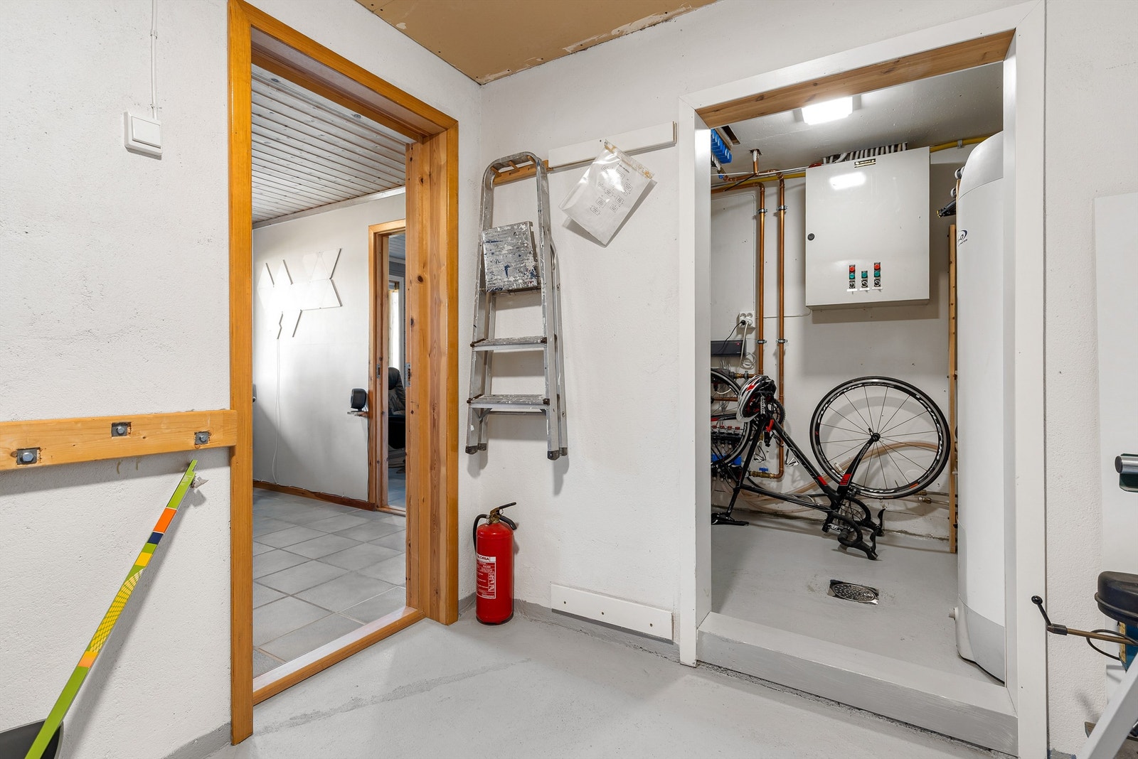 Boligen har god med lagringsplass i flere boder og i kneloft Galleribilde