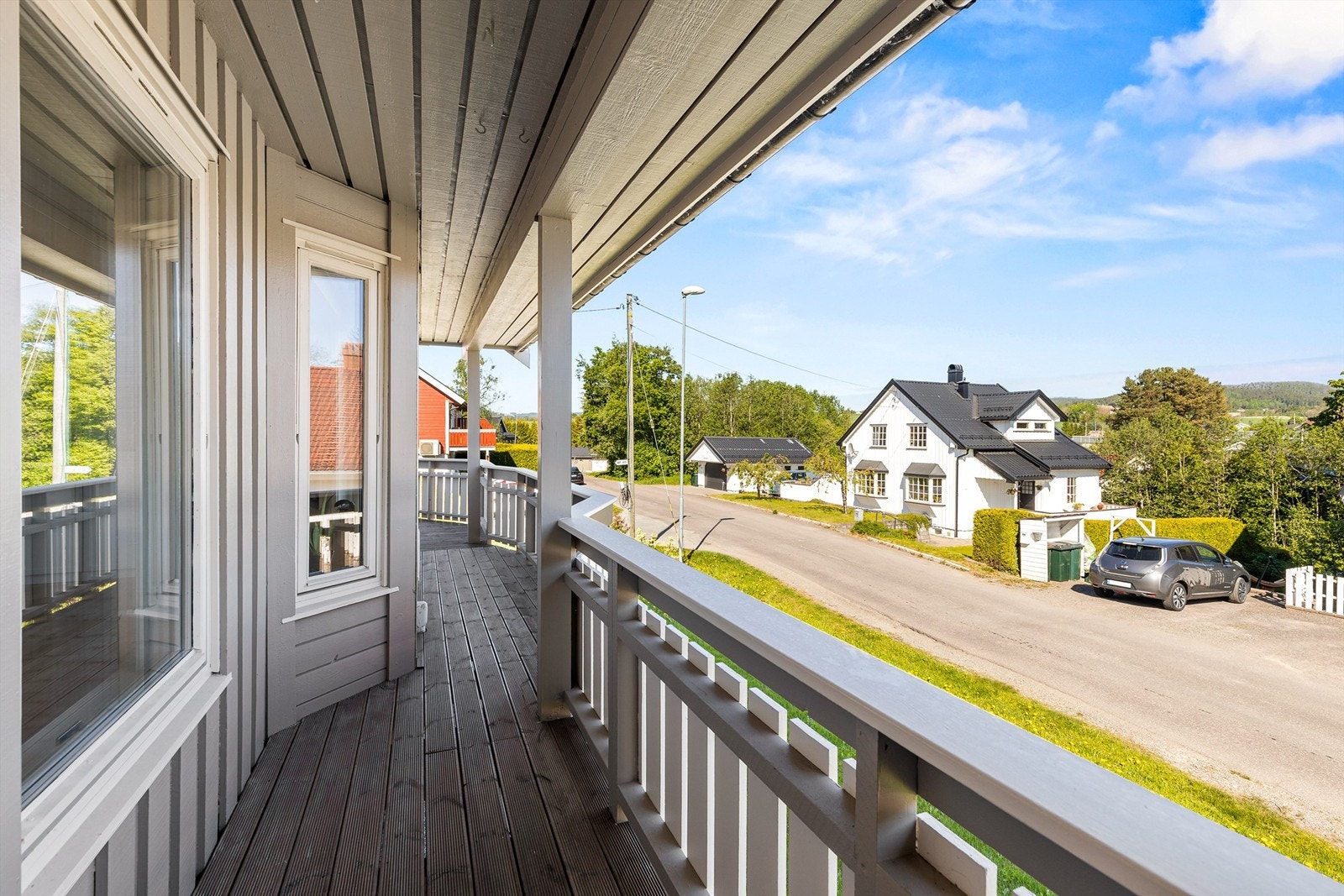 Delvis overbygget nordvestvendt veranda på ca. 22 kvm Galleribilde