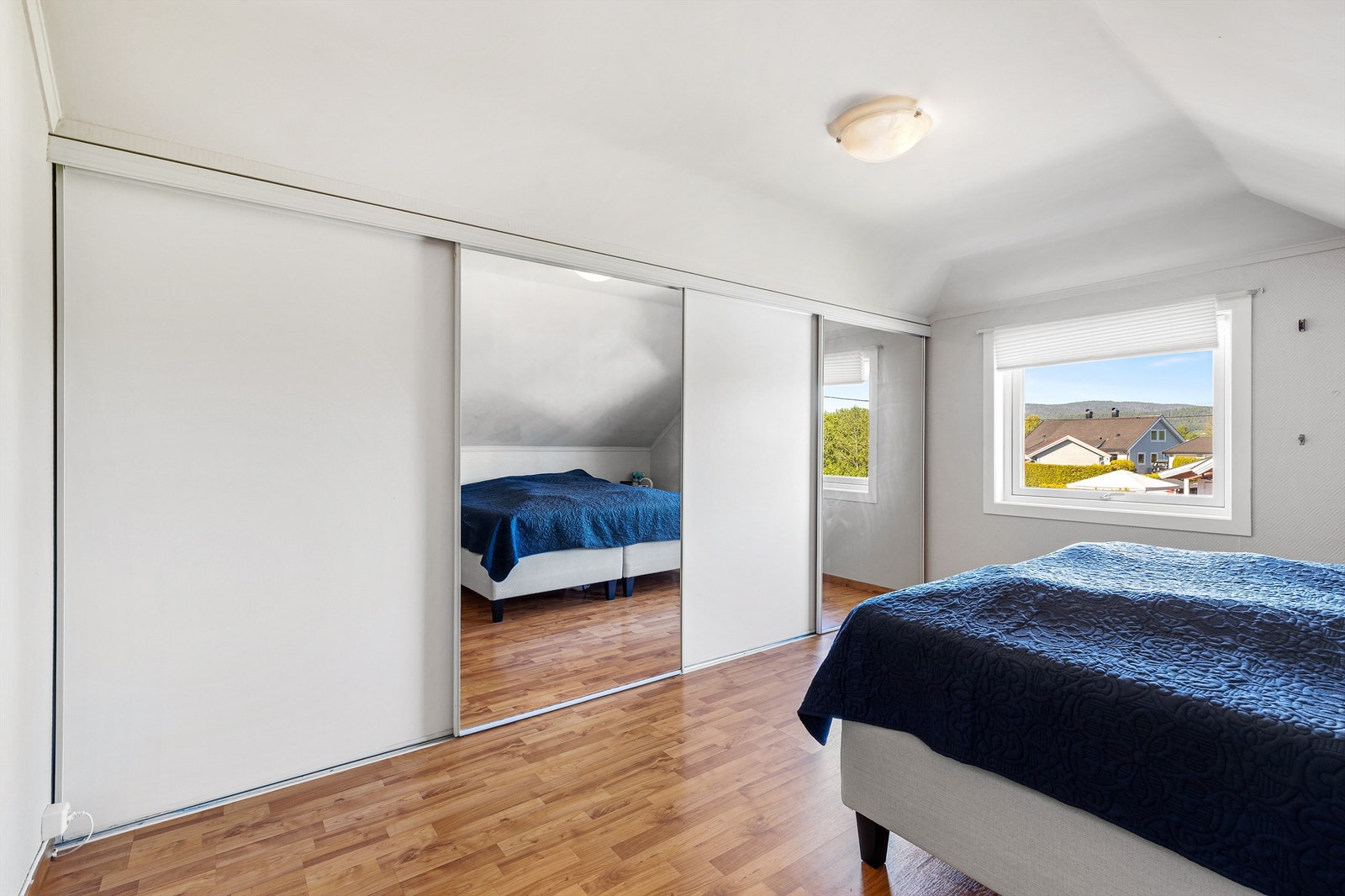 Soverom med plassbygget skyvedørsgarderobe Galleribilde