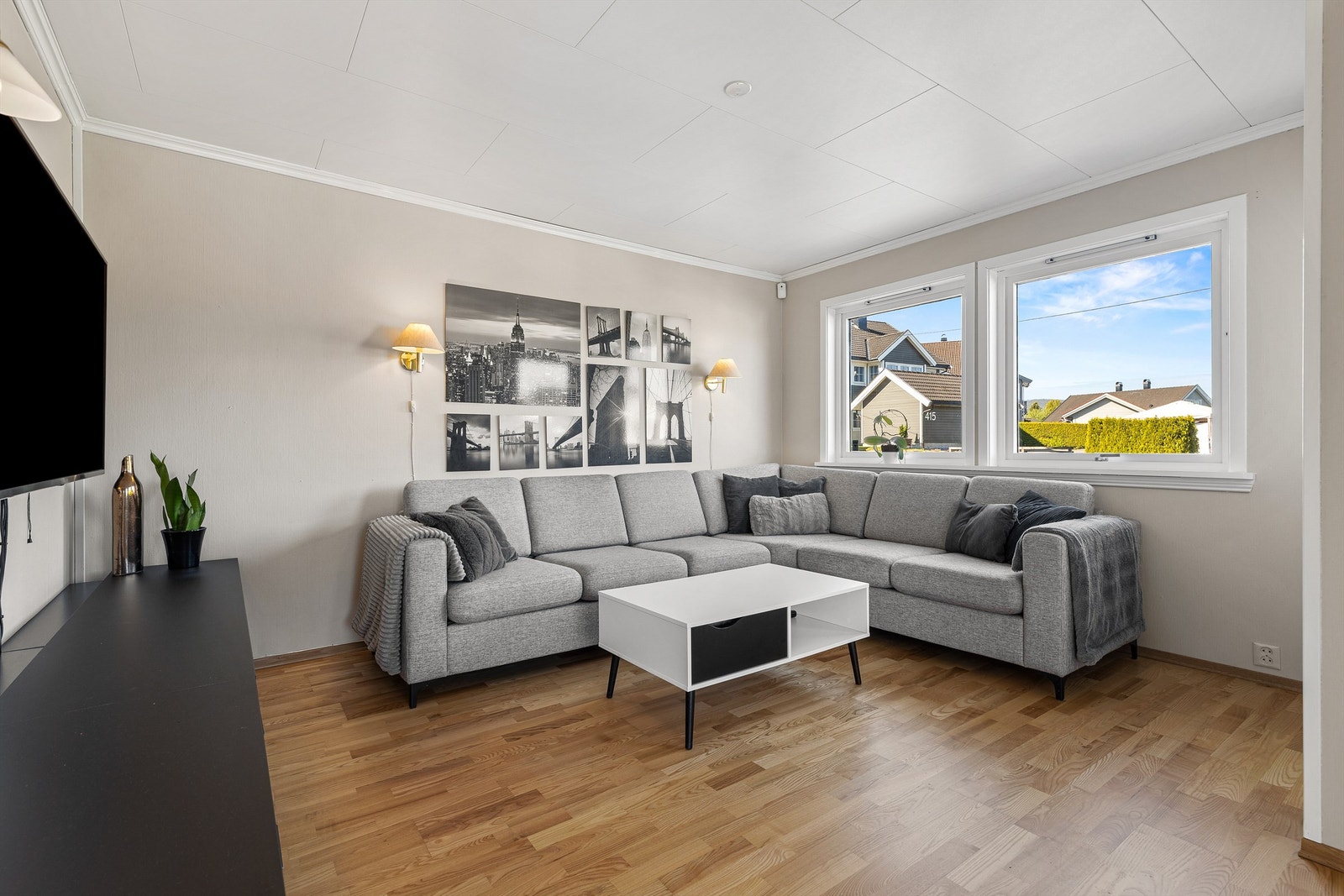 Vinkelstue med sofaområde og spiseplass Galleribilde