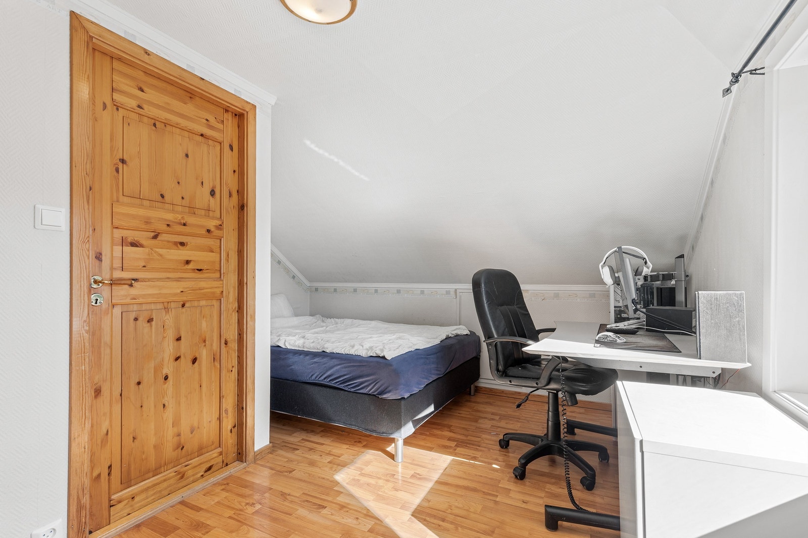 Soverom med 3-stavs parkett på gulv, tapet på vegger og malt himling Galleribilde