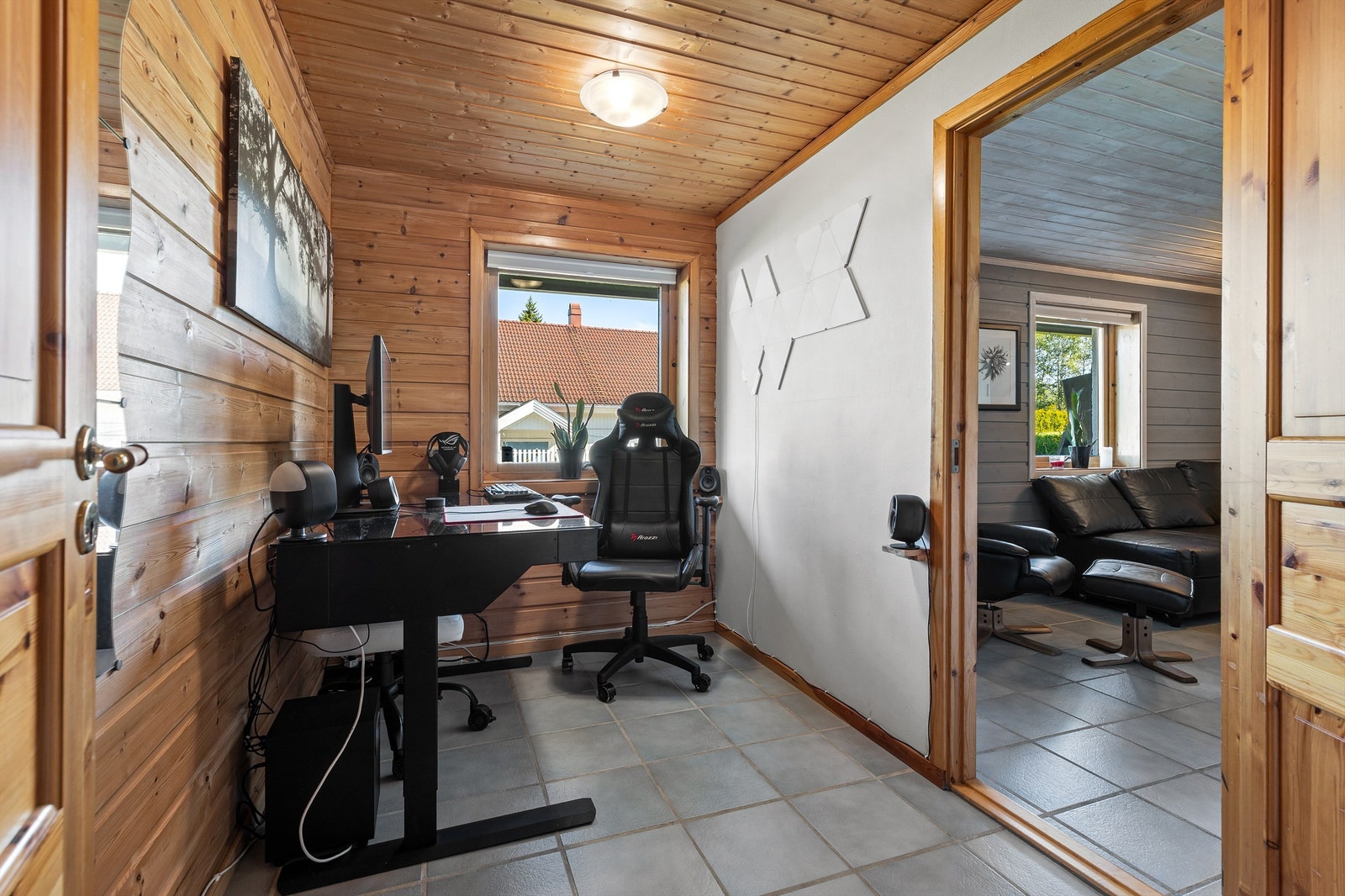 Kontor med fliser på gulv, panel samt malte vegger og panel i himling Galleribilde