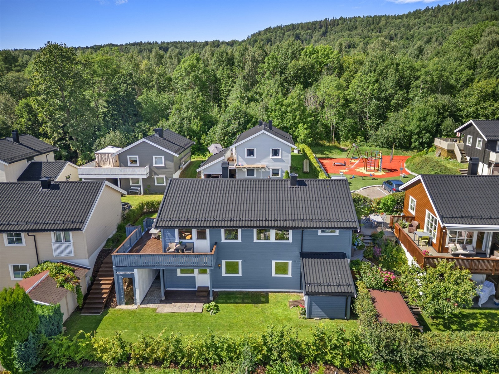 Utvendig trappeadkomst (trapp fra 2025) ned til hageområde i tilknytning til underetasjen Galleribilde