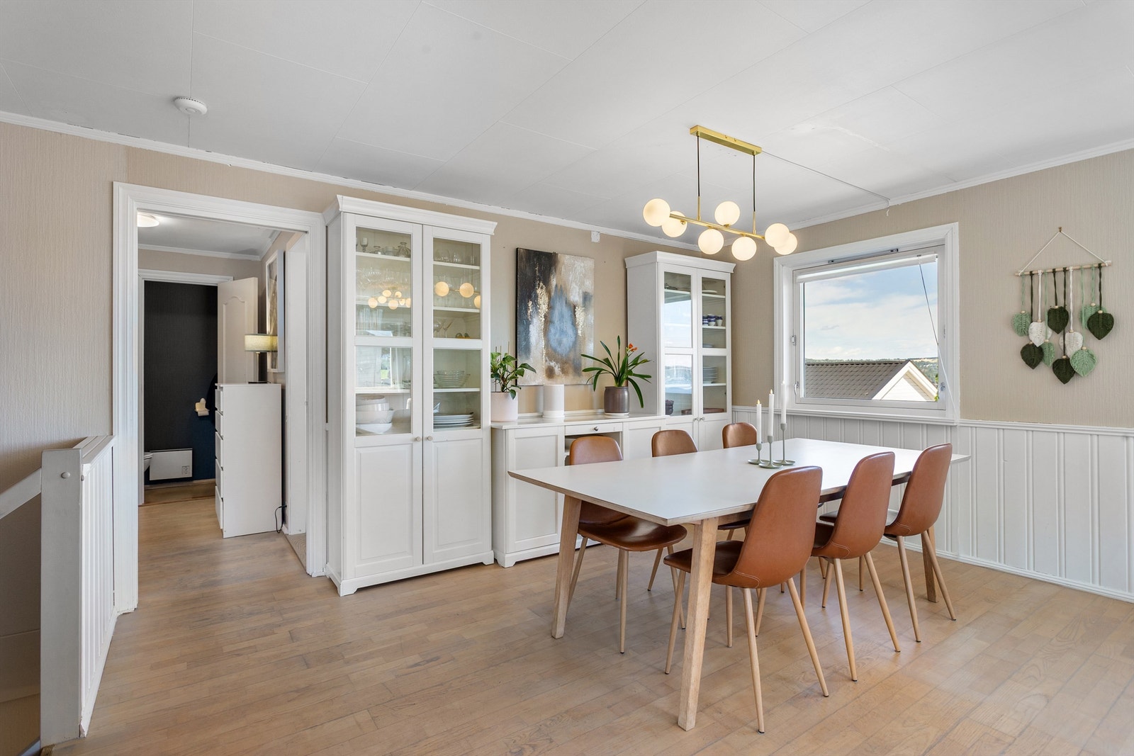 Stuen har utgang til en balkong Galleribilde