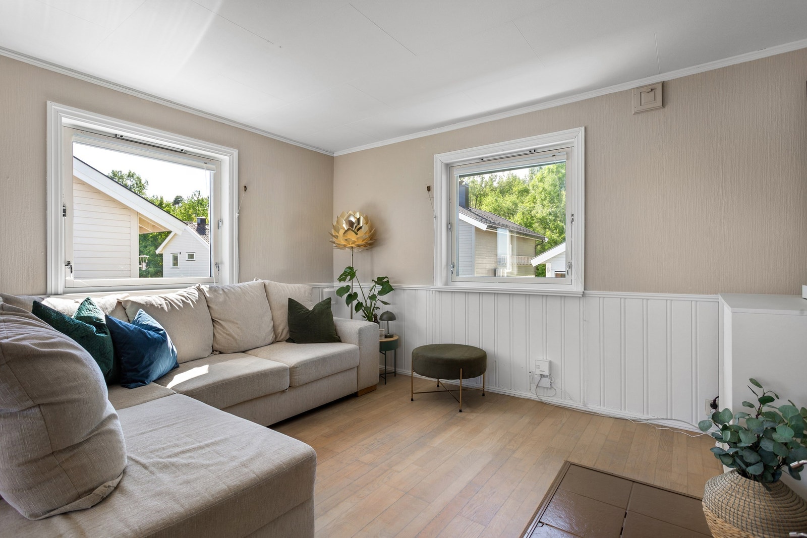 Parkett på gulv (lakkert i 2024), malt tapet samt brystningspanel på vegger (malt panel i 2024) og malte plater i himling Galleribilde