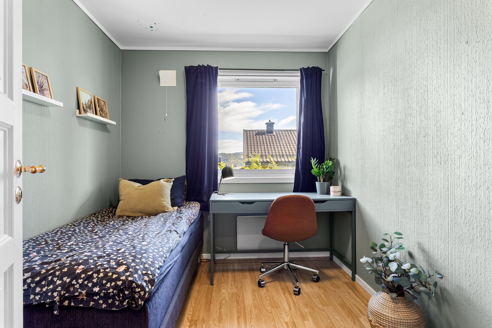 Soverom 2 med laminat på gulv, malt tapet på vegger og malt himling Galleribilde