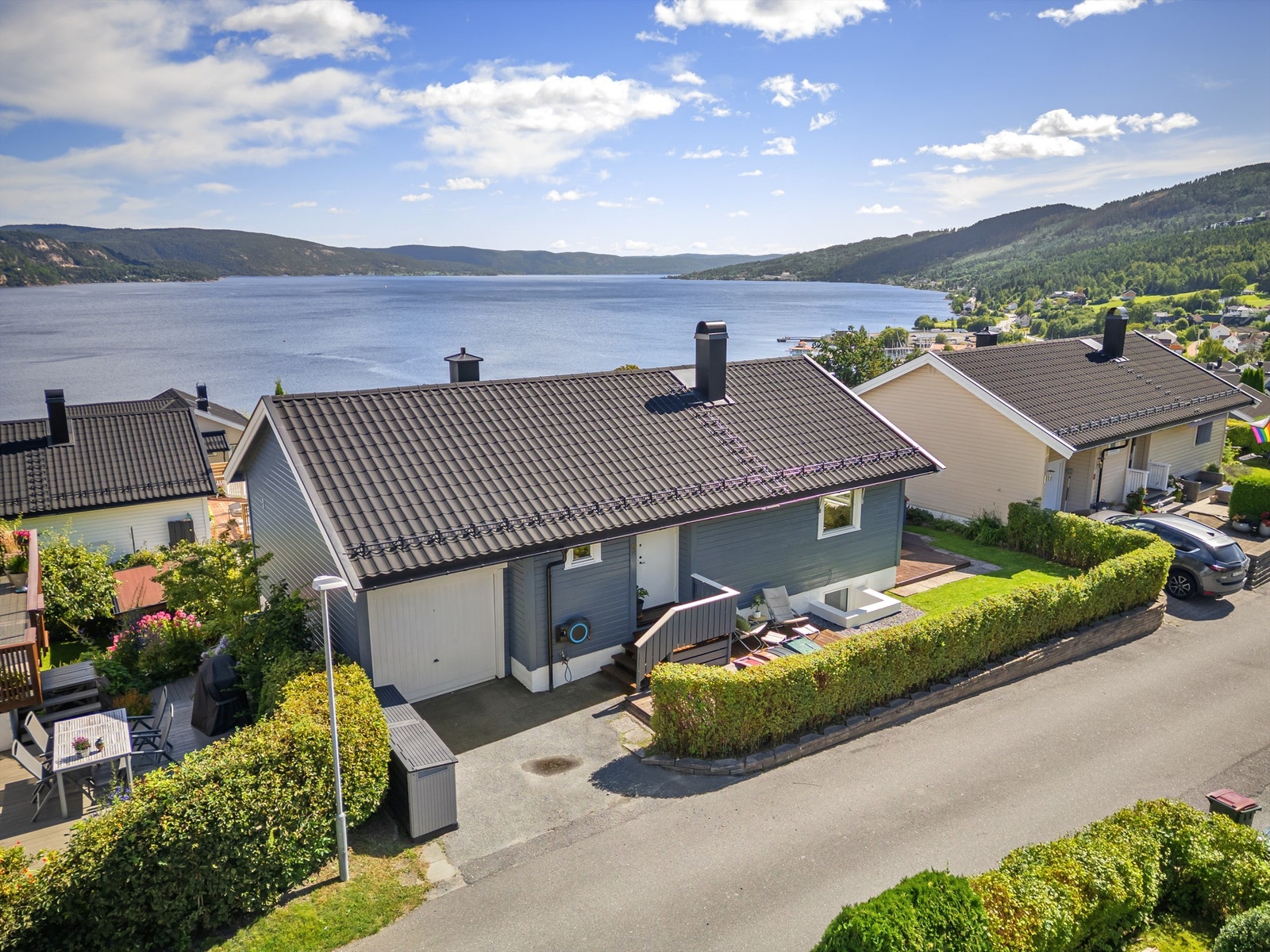 Integrert garasje med el-billader fra 2025 og praktisk lagringshems Galleribilde