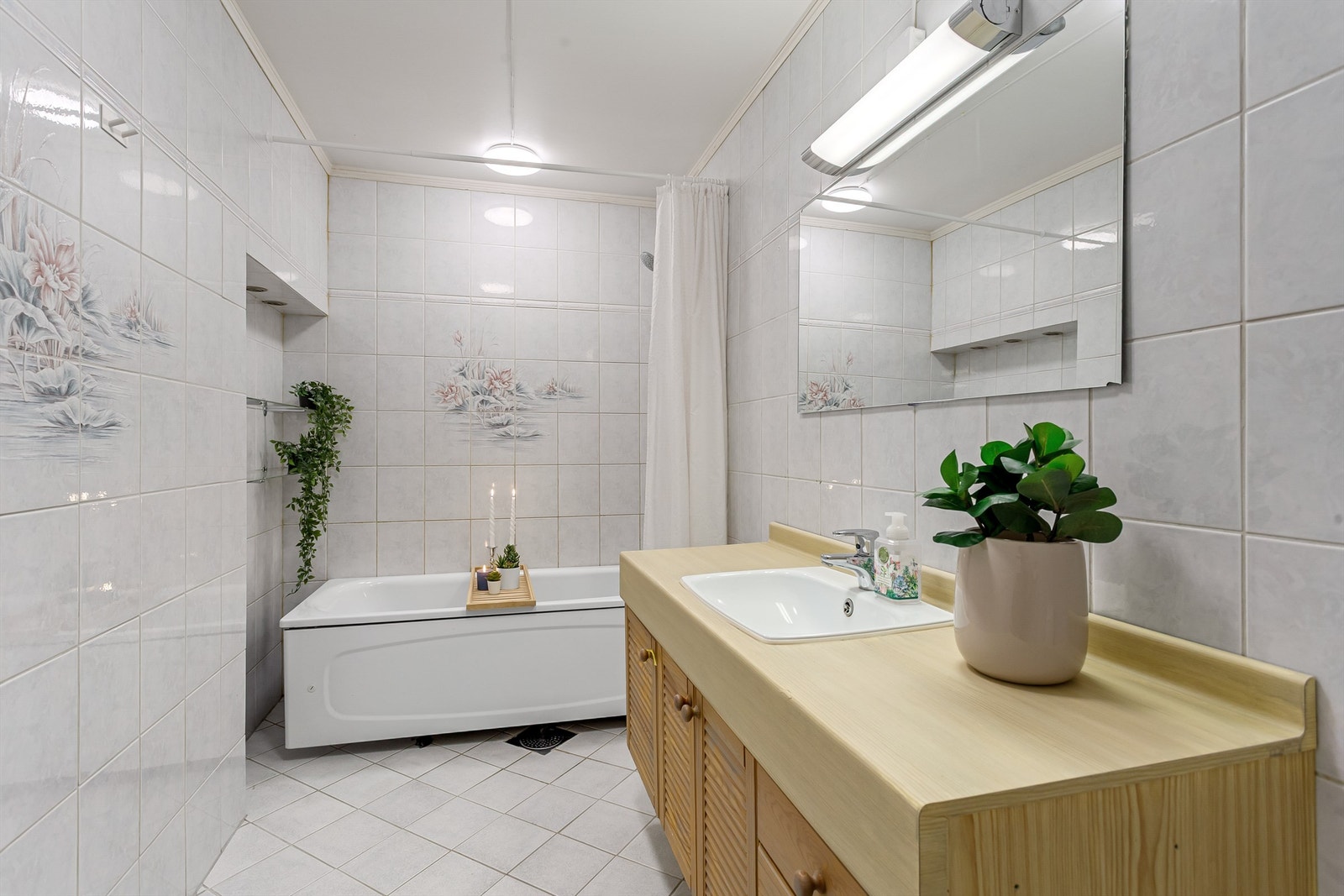 Badet har frittstående badekar med veggmontert dusjarmatur samt opplegg for dusjforheng Galleribilde