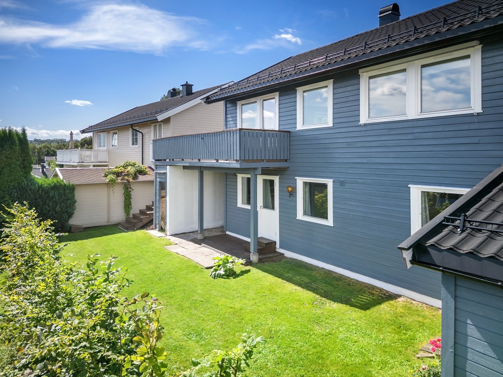 Overbygget uteplass som er hellelagt i tilknytning til soverommet i underetasjen Galleribilde