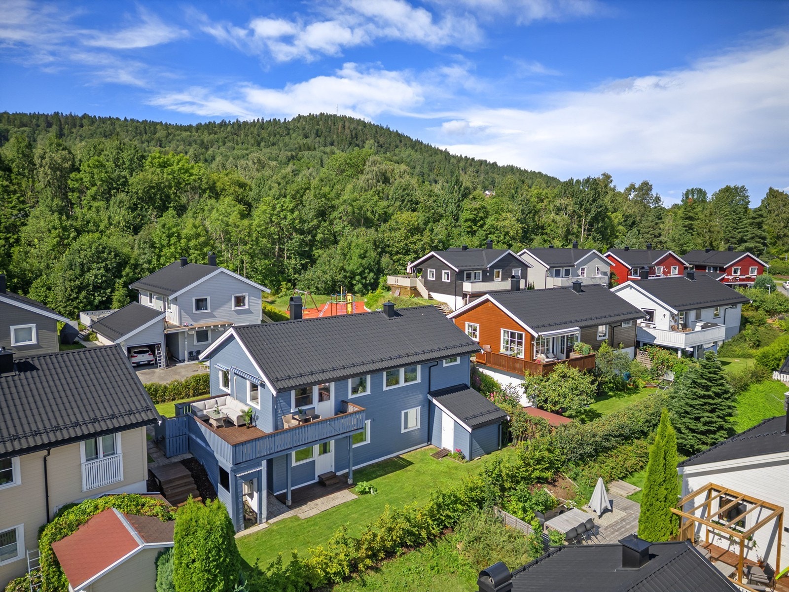 Yttertak fra 2021 og utvendig malt kledning i 2025 Galleribilde