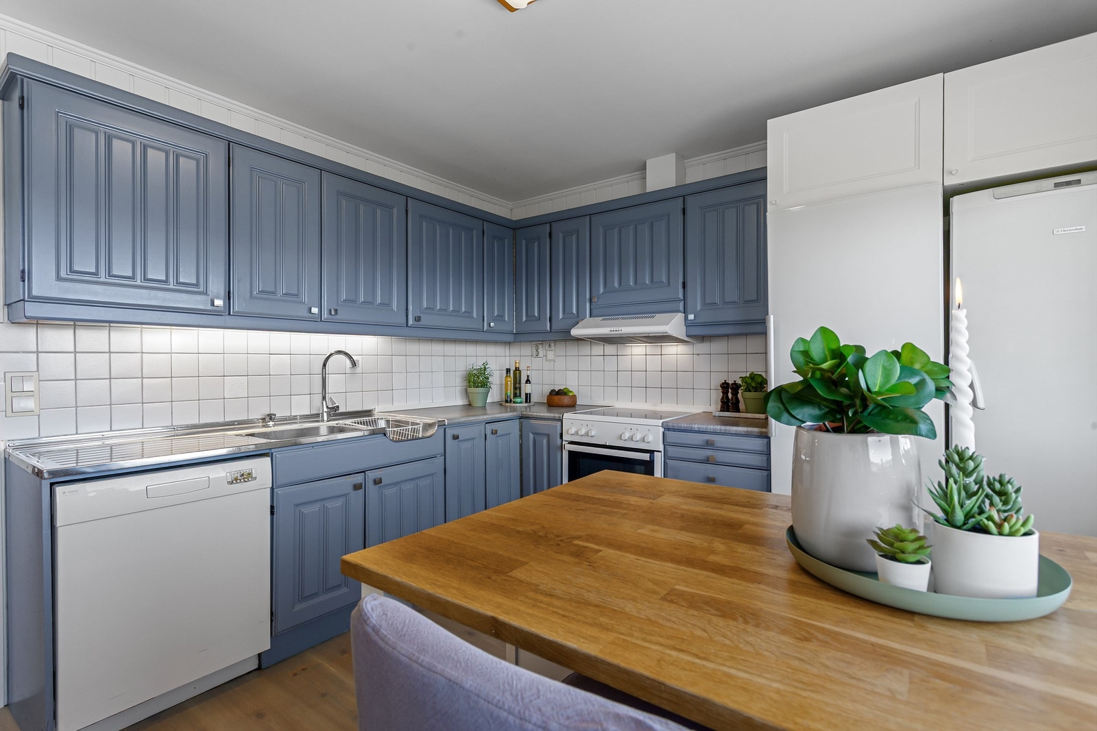 Flislagte felt på vegg over benkeplater av laminat Galleribilde