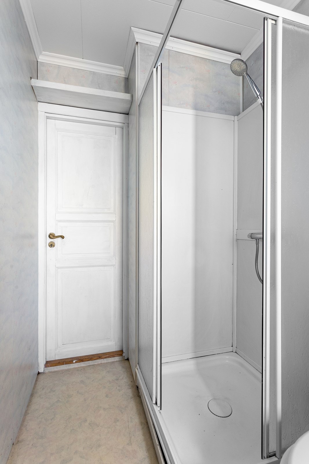 Badet har dusjkabinett og opplegg for vaskemaskin Galleribilde