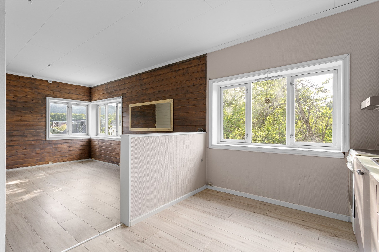 Åpen kjøkken- og stueløsning med god plass til møblement Galleribilde