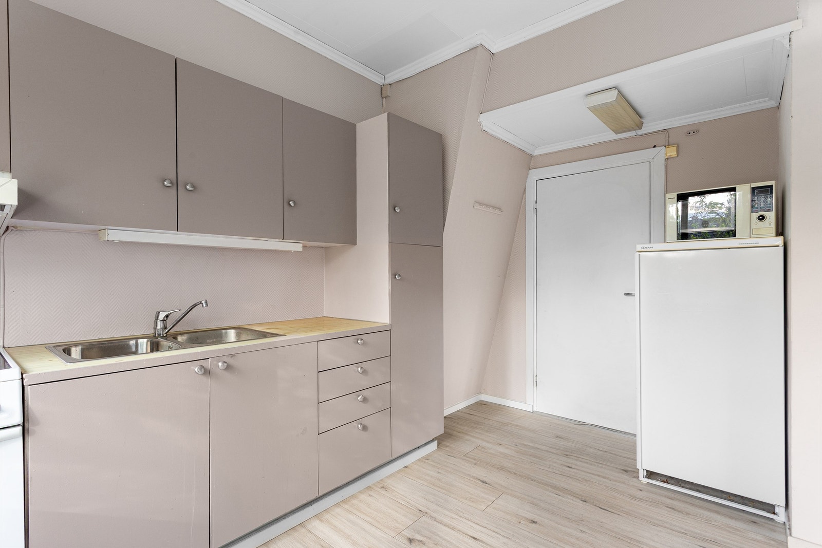 Medfølgende komfyr og frittstående kjøleskap Galleribilde