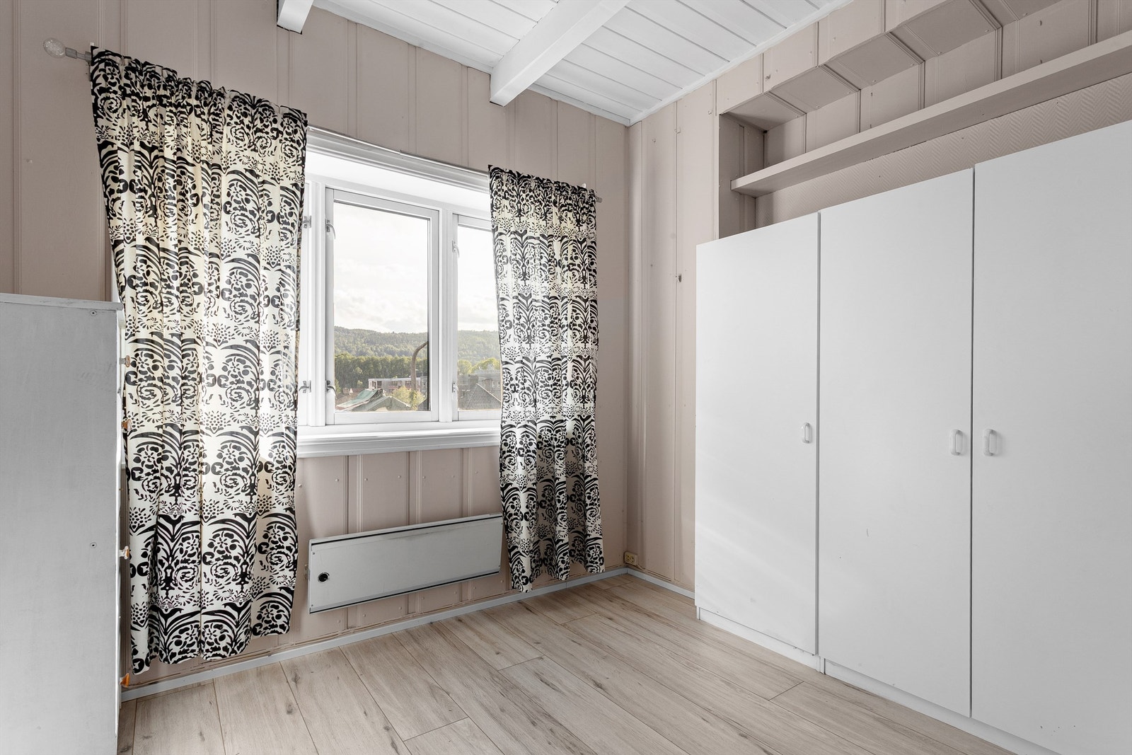 Soverom med garderobeløsning i hvit og glatt utførelse Galleribilde