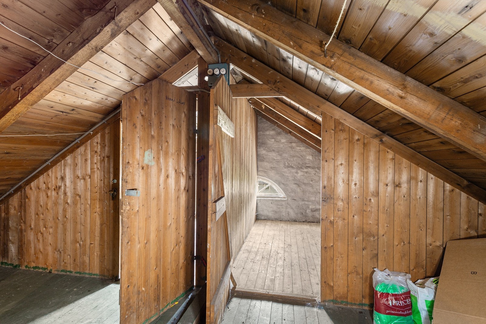 Leiligheten har 1 bod i kjeller, 2 boder på loft og 1 loftsrom (skal tinglyses i reseksjonering som tilleggsdeler til seksjonen) Galleribilde