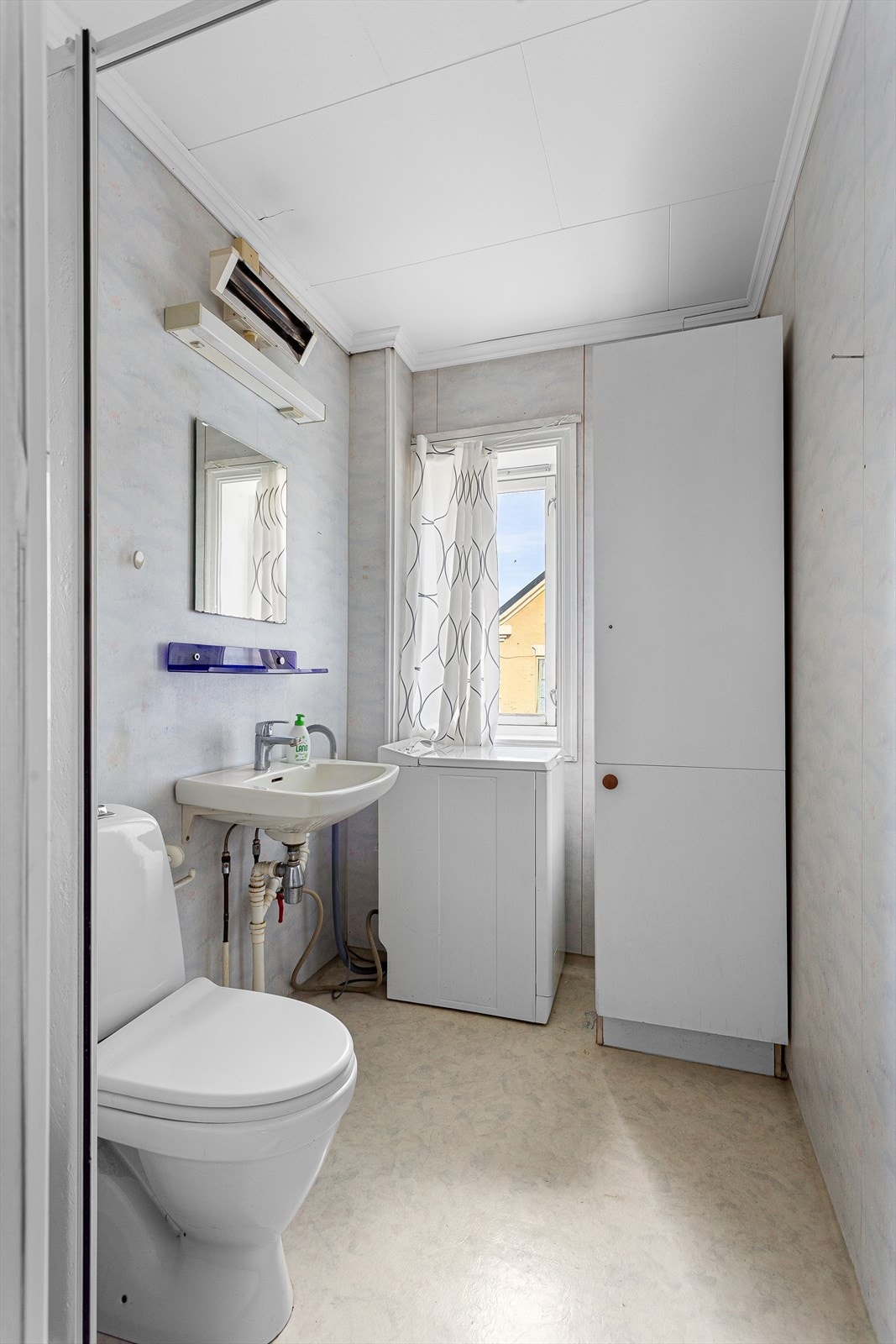 Vegghengt servant med hylle, speil og lysarmatur over Galleribilde