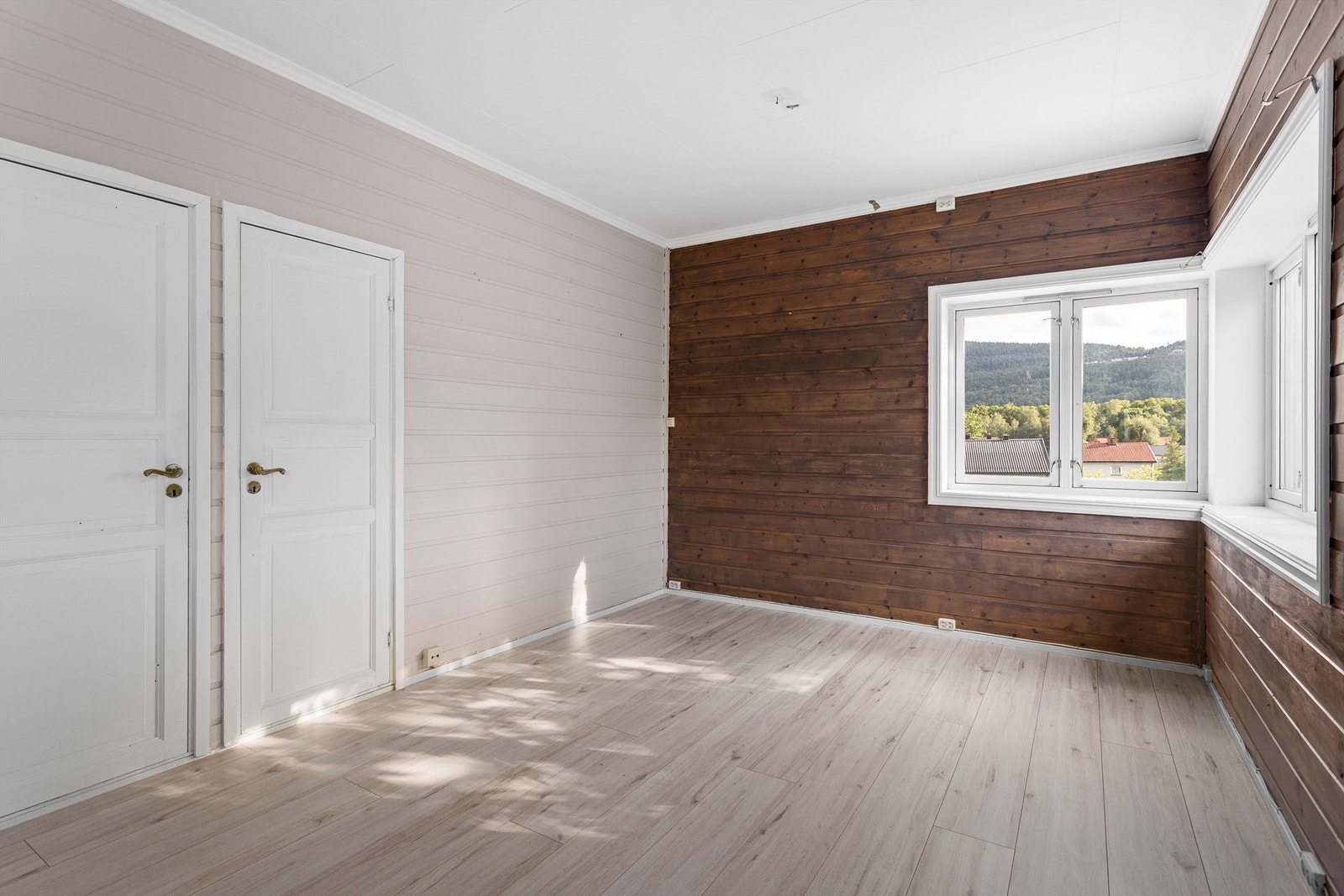 Godt med lysinnslipp fra store vindusflater Galleribilde