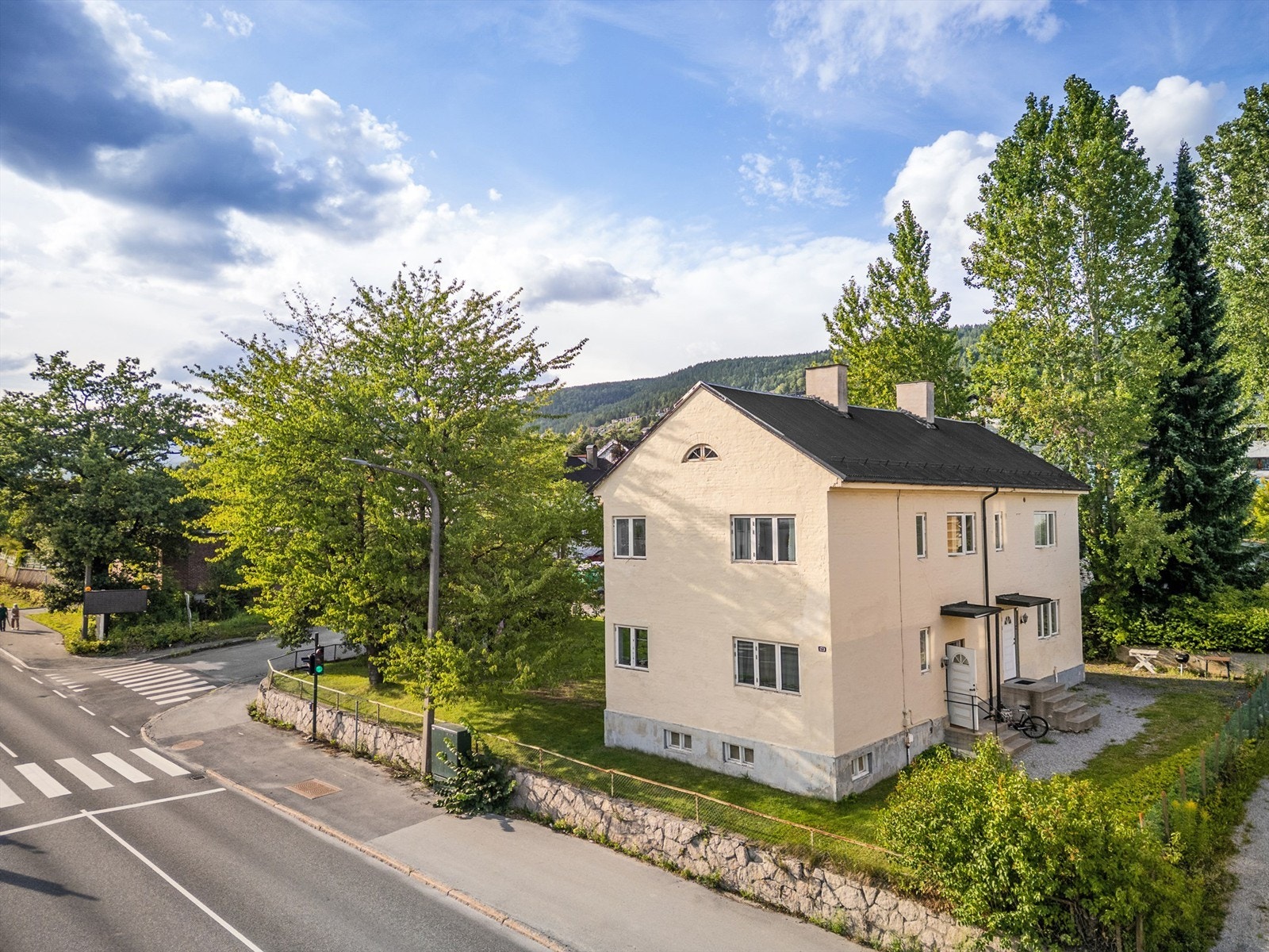 Gangavstand til barneskole, idrettsanlegg og dagligvarebutikk Galleribilde