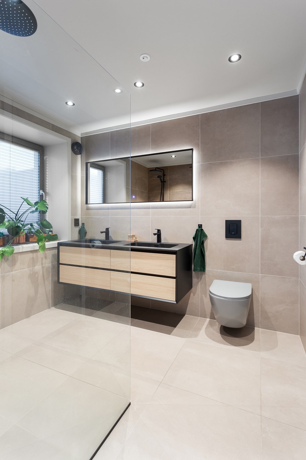 Stilrent bad 1 fra 2023 med store flisoverflater Galleribilde