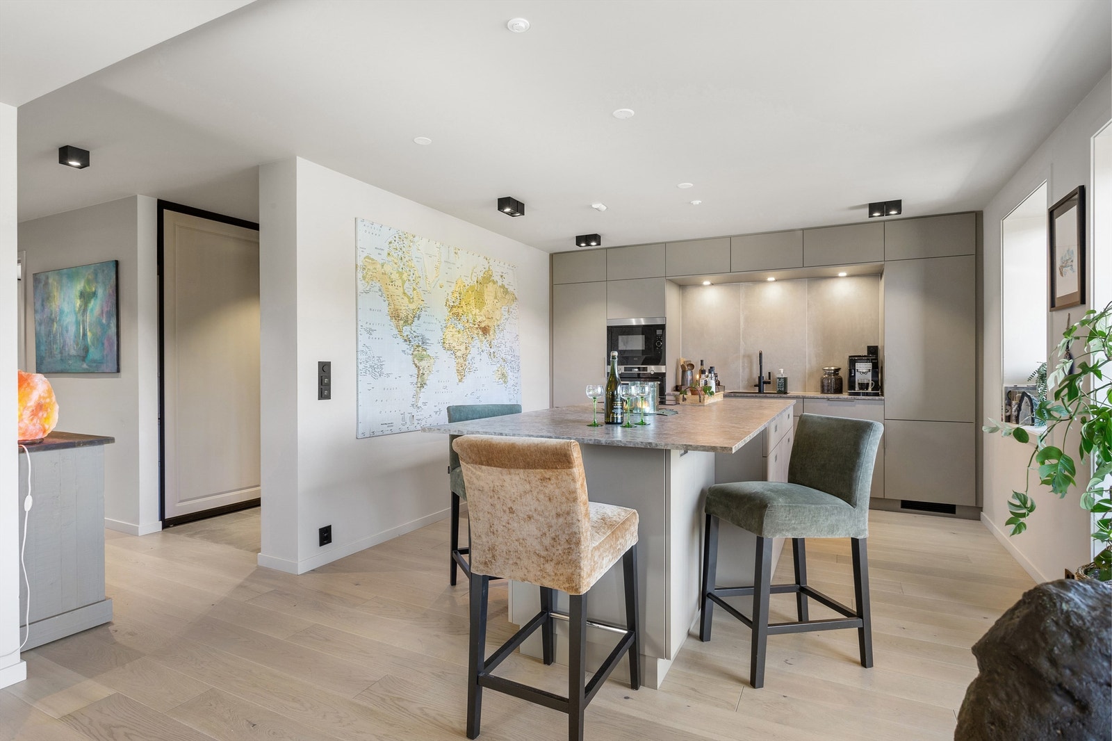 Delikat Kvik-kjøkkeninnredning fra 2023 med helintegrerte hvitevarer Galleribilde