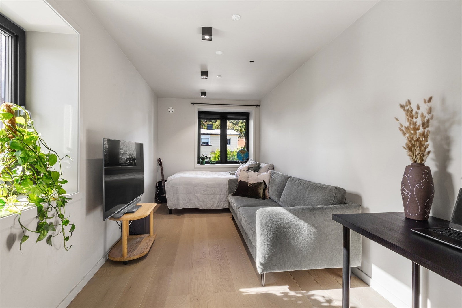 Soverom 1 med 1-stavs parkett på gulv, malte vegger og malt himling Galleribilde