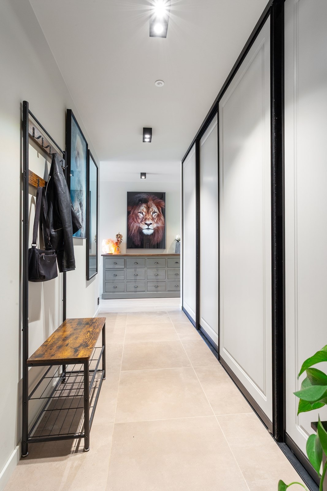 Entré med romslig skyvedørsgarderobe i hvit og profilert utførelse Galleribilde