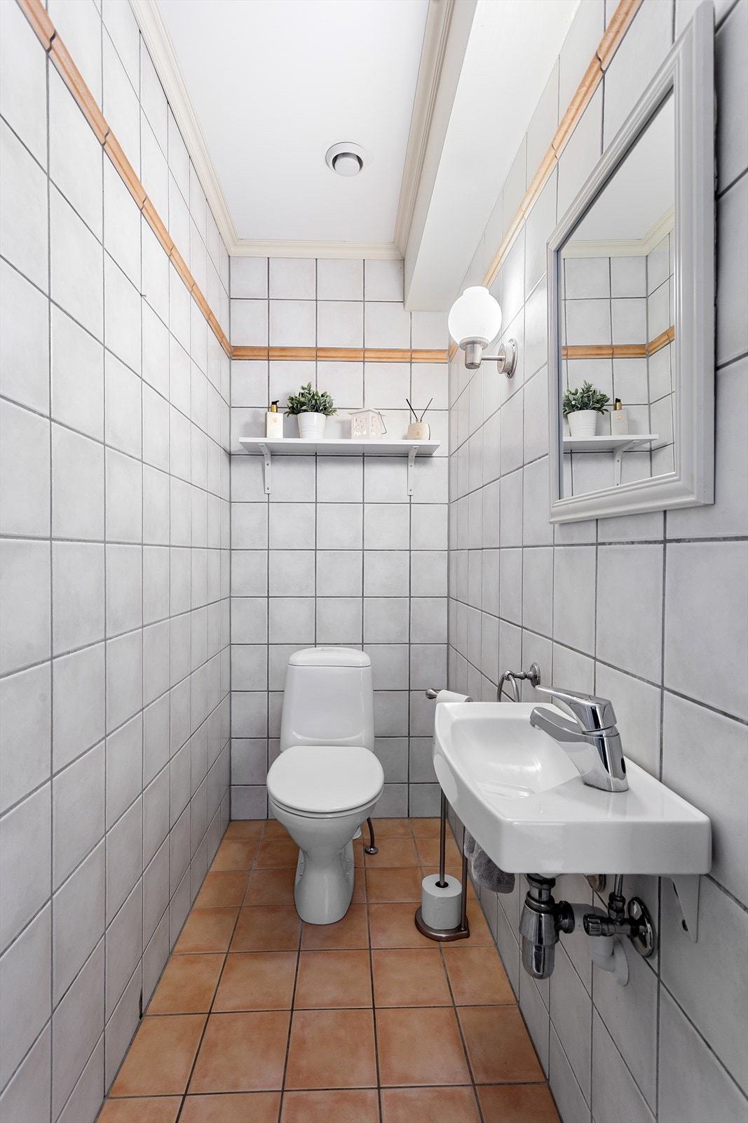 Ekstra wc-rom med vegghengt servant og gulvstående toalett Galleribilde