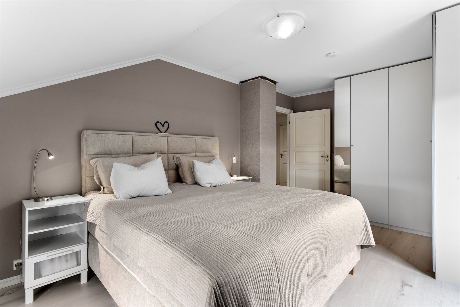 Soverom 1 med garderobeskap Galleribilde