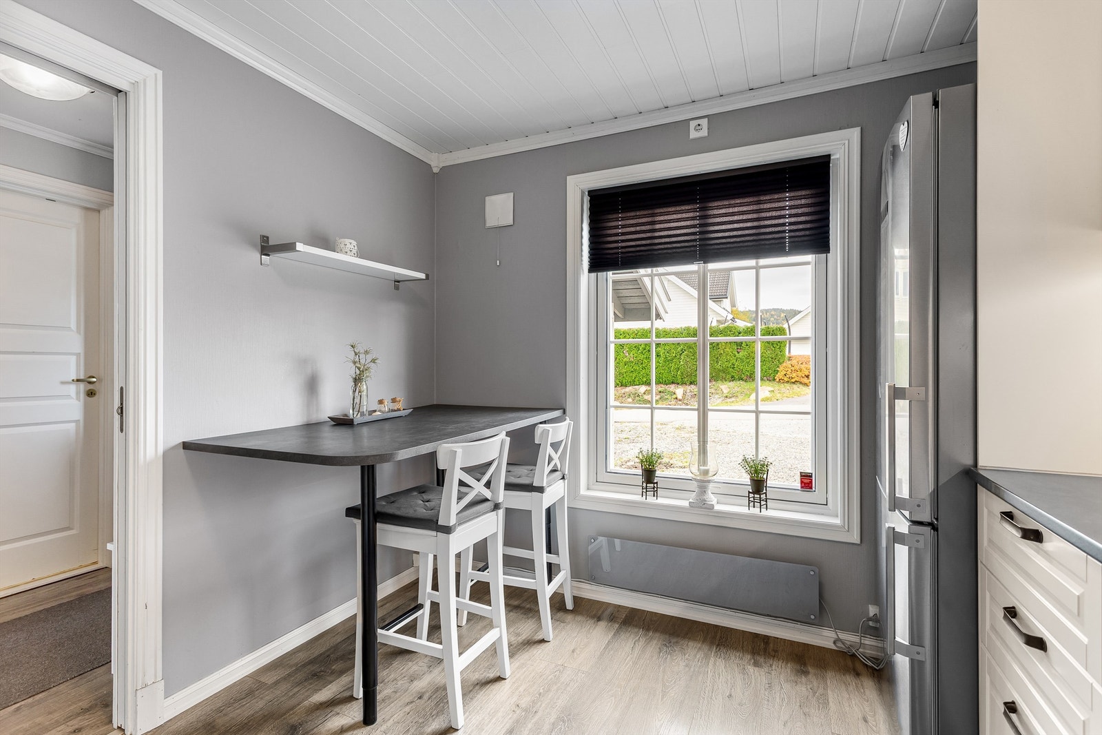 Mulighet for spiseplass/barløsning ved plassbygget benkeplate Galleribilde