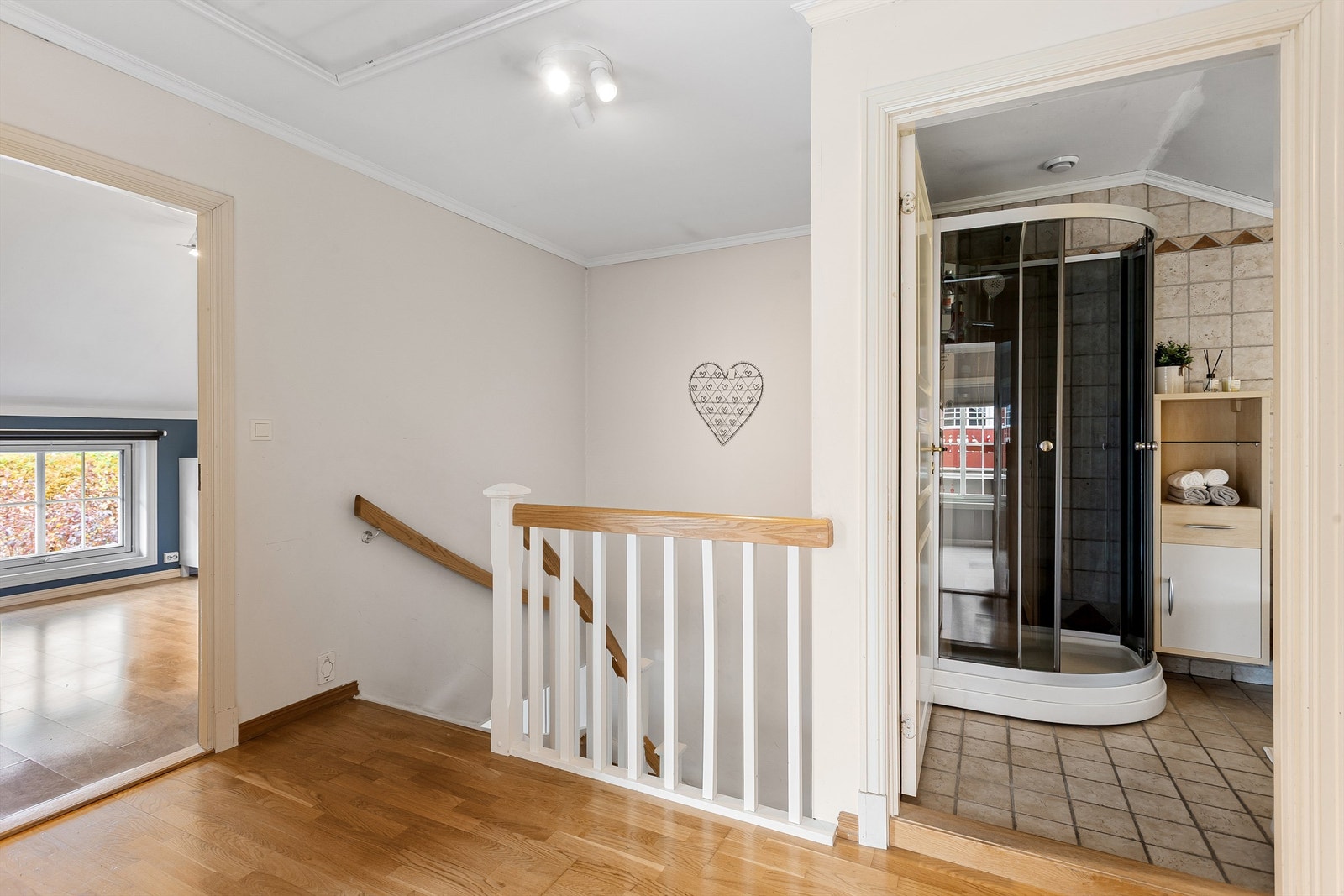 Gang med tilgang til bod og tilgang til uinnredet kaldtloft via luke Galleribilde