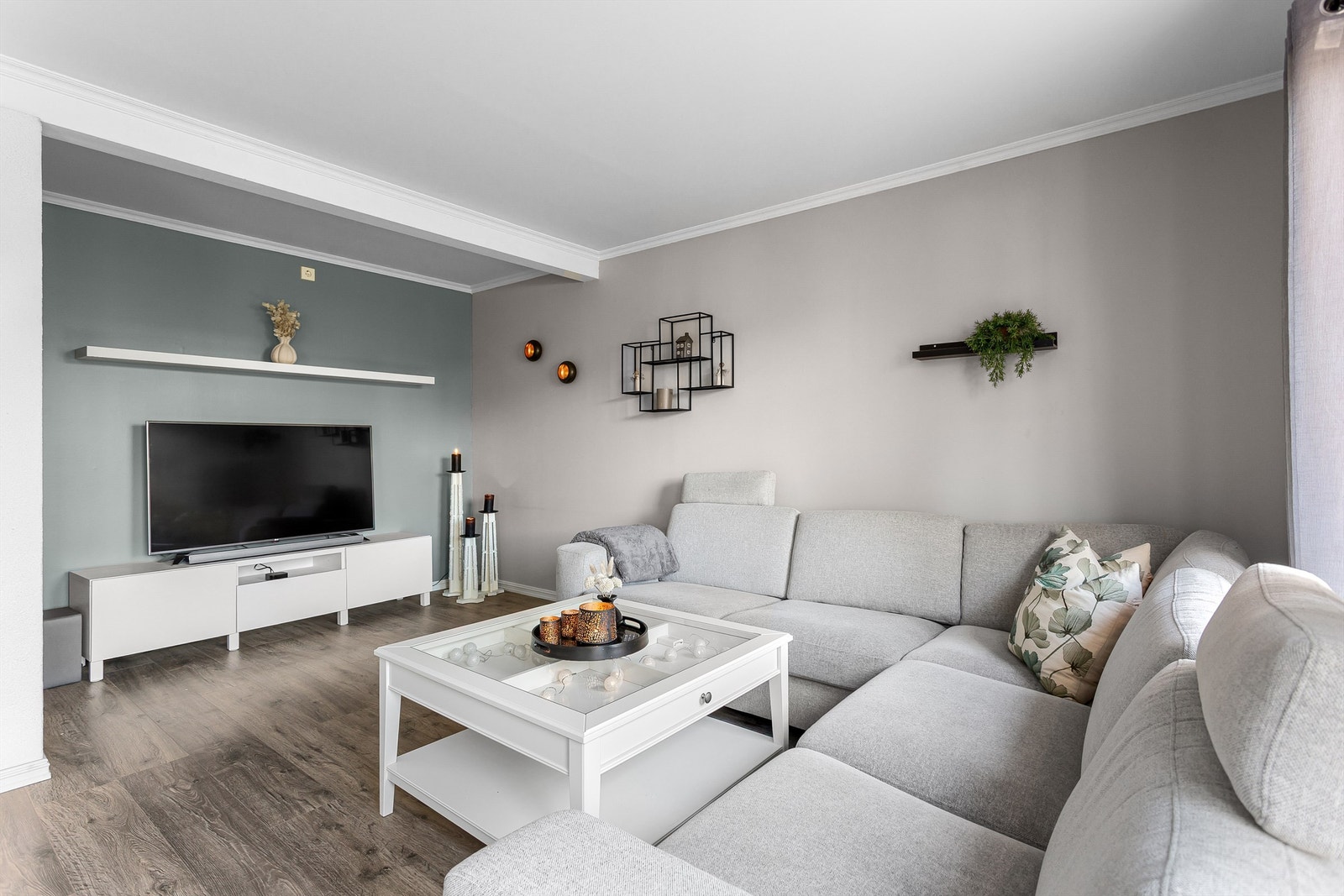 Laminat på gulv, malte vegger og malt himling Galleribilde