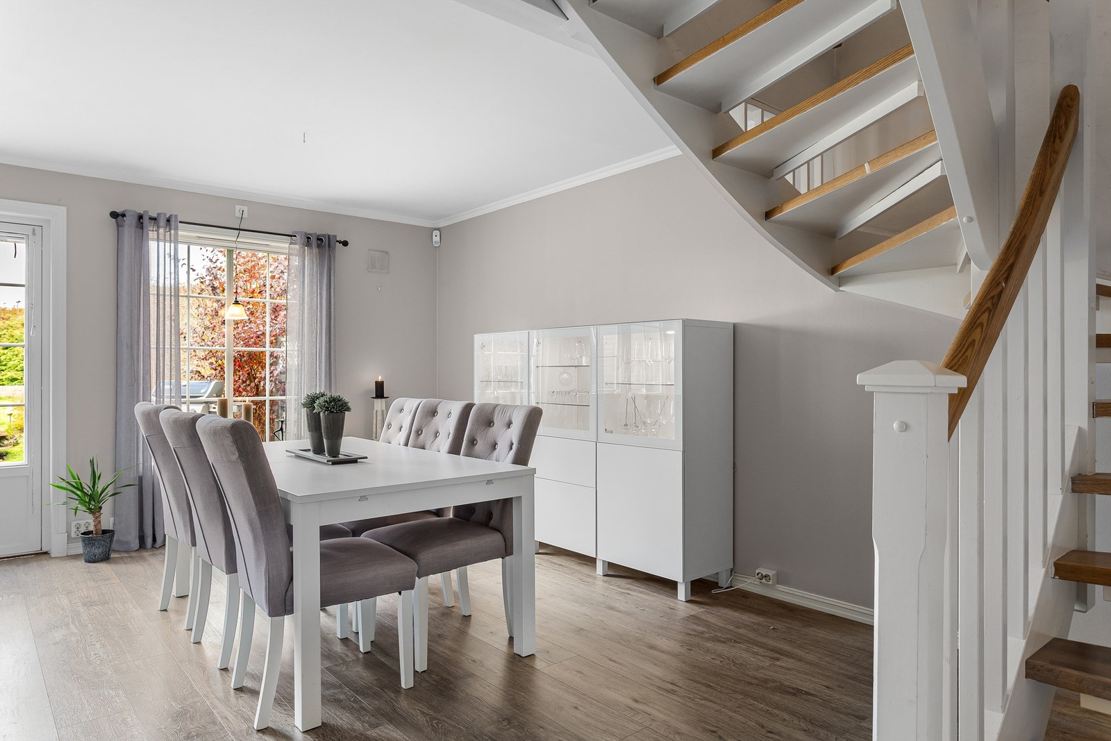 Boligen har sentralstøvsuger med uttak i begge etasjer Galleribilde