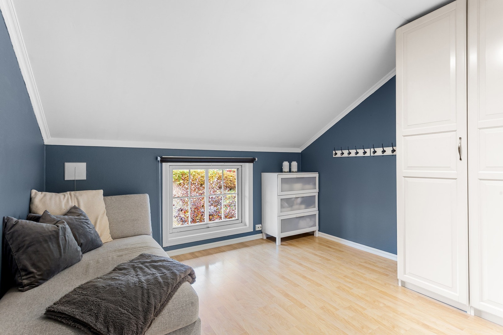 Soverom 2 med garderobeskap Galleribilde