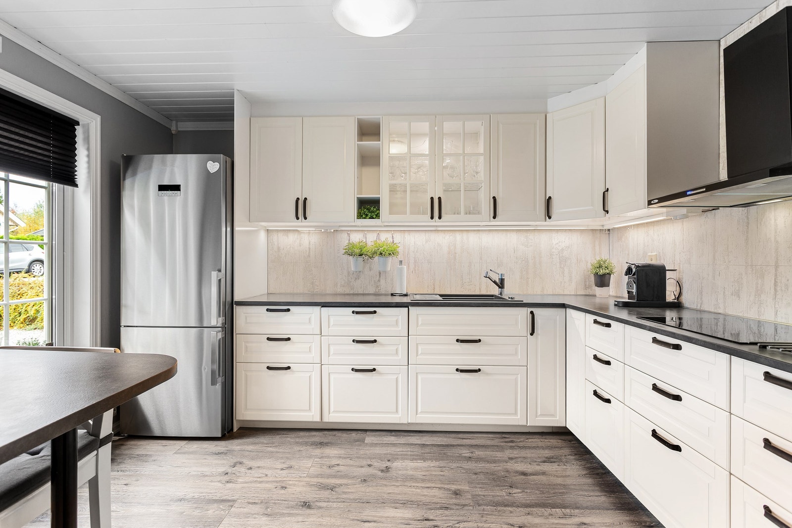 Profilert IKEA-kjøkkeninnredning fra ca. 2010 med delvis integrerte hvitevarer Galleribilde