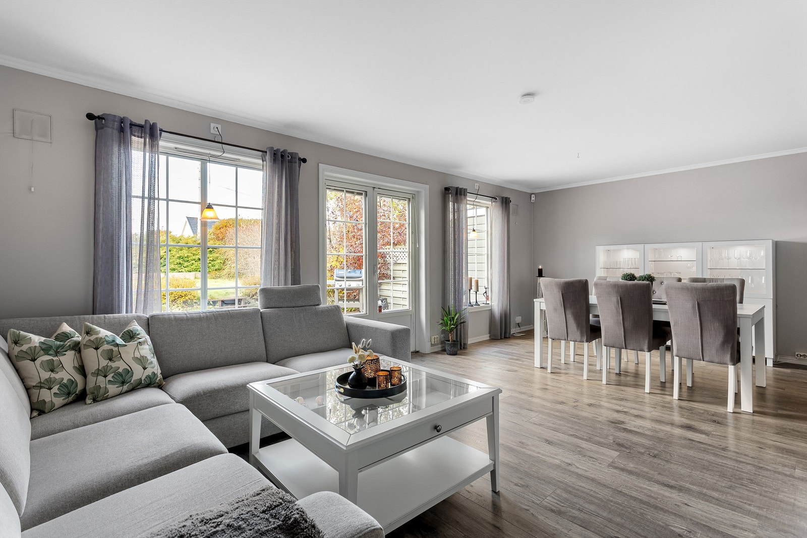 Stue med sofaområde og spiseplass Galleribilde