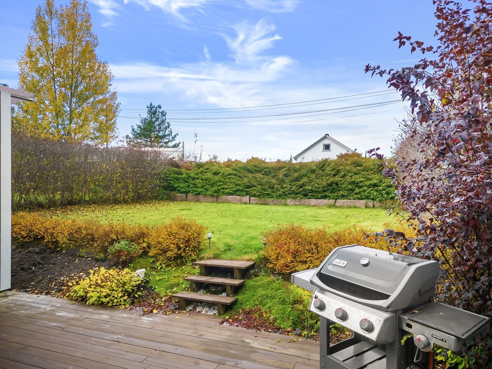 Videre er det trappeadkomst til disponibelt hageområde Galleribilde