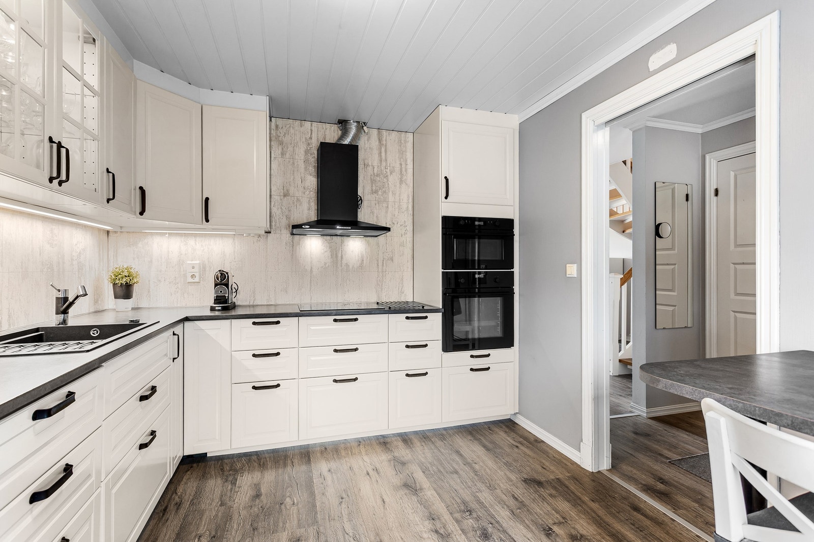 Over- og underskapa samt vitrineskap i hvit utførelse Galleribilde